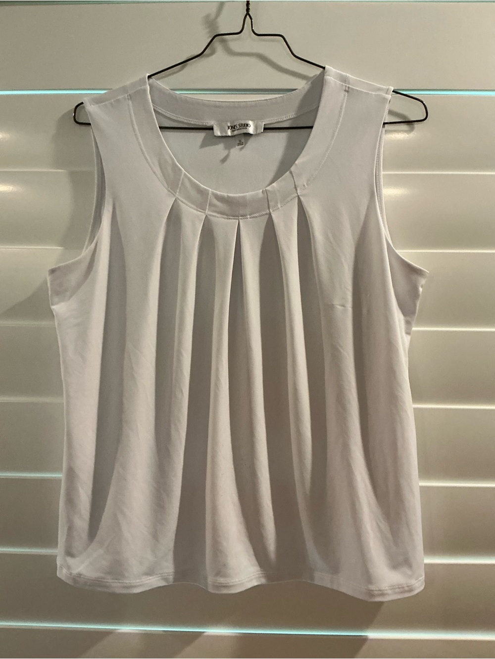 EUC - Women’s White Sleeveless Pleated Top - Size XL